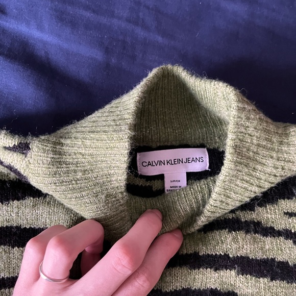 Green Zebra Striped Calvin Klein Sweater - Picture 3 of 3
